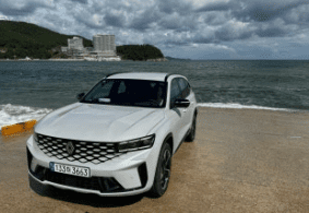 바닷가 방파제에 주차된 흰색 SUV, 그랑 콜레오스 오너 꿀팁 글 대표 이미지